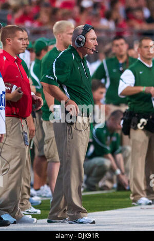 Sett. 02, 2010 - Columbus, Ohio, Stati Uniti d'America - Marshall Headcoach Doc Holliday orologi azione durante il primo trimestre del gioco tra #2 Ohio State e Marshall presso lo Stadio Ohio, Columbus, Ohio. Ohio State sconfitto 45-7 Marshall. (Credito Immagine: © Stuart Scott/Southcreek globale/ZUMApress.com) Foto Stock