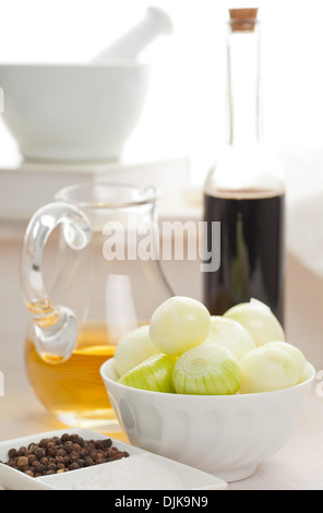 Cipolline decapato in dark aceto balsamico ingredienti Foto Stock