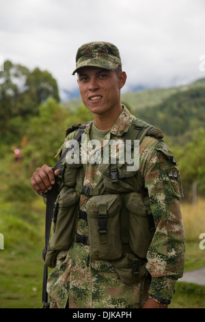 Soldato colombiano di pattuglia Foto Stock