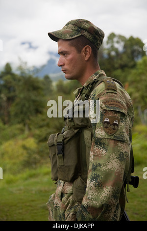 Soldato colombiano di pattuglia Foto Stock