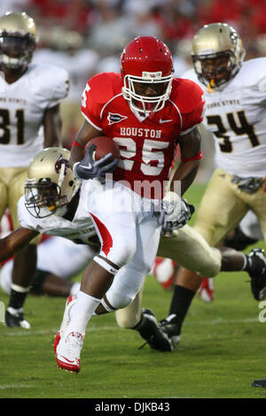 Sett. 04, 2010 - Houston, Texas, Stati Uniti d'America - Università di Houston running back Bryce Beall (25) gira per la zona di estremità. L'Università di Houston Cougars sconfitto il Texas State Bobcats 68 - 28 al Robertson Stadium di Houston, Texas. (Credito Immagine: © Luis Leyva/Southcreek globale/ZUMApress.com) Foto Stock