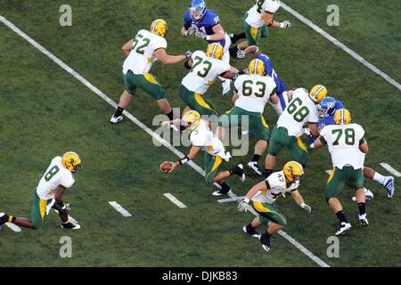 Sett. 04, 2010 - Lawrence, Kansas, Stati Uniti d'America - North Dakota State quarterback Jose Mohler (3) mani off a marcia indietro D.J. McNorton (8) durante la prima metà azione presso il Memorial Stadium di Lawrence, Kansas. Il cliente è legato a 3-3 a metà. (Credito Immagine: © Jacob Paulsen Southcreek/Global/ZUMApress.com) Foto Stock