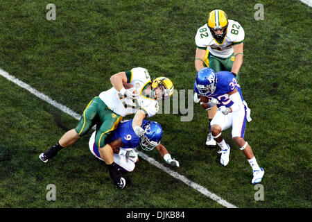 Sett. 04, 2010 - Lawrence, Kansas, Stati Uniti d'America - North Dakota State fullback Garrett Bruhn (47) è portato verso il basso il disco da Kansas squadre speciali Keeston Terry (9) durante la prima metà azione presso il Memorial Stadium di Lawrence, Kansas. Il cliente è legato a 3-3 a metà. (Credito Immagine: © Jacob Paulsen Southcreek/Global/ZUMApress.com) Foto Stock