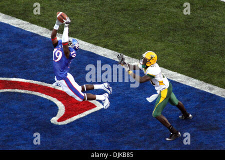 Sett. 04, 2010 - Lawrence, Kansas, Stati Uniti d'America - Kansas cornerback Isiah Barfield (19) intercetta il pass destinati al Nord Dakota State wide receiver Warren Holloway (81) durante la prima metà azione presso il Memorial Stadium di Lawrence, Kansas. Il cliente è legato a 3-3 a metà. (Credito Immagine: © Jacob Paulsen Southcreek/Global/ZUMApress.com) Foto Stock