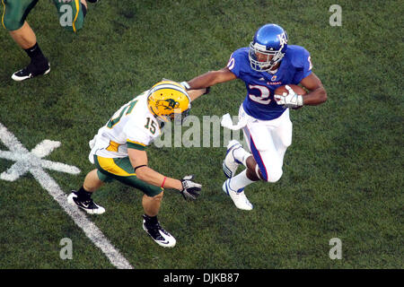 Sett. 04, 2010 - Lawrence, Kansas, Stati Uniti d'America - Kansas cornerback D.J. Beshears (20) di bracci rigidi North Dakota State cornerback Giovanni Luccio (15) Pur guadagnando yardage durante la prima metà azione presso il Memorial Stadium di Lawrence, Kansas. Il cliente è legato a 3-3 a metà. (Credito Immagine: © Jacob Paulsen Southcreek/Global/ZUMApress.com) Foto Stock