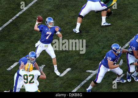 Sett. 04, 2010 - Lawrence, Kansas, Stati Uniti d'America - Kansas quarterback Kale di prelievo (7) guarda a passare durante l'azione di gioco presso il Memorial Stadium di Lawrence, Kansas. Dello stato del North Dakota bisonti sconfitto il Kansas Jayhawks 6-3. (Credito Immagine: © Jacob Paulsen Southcreek/Global/ZUMApress.com) Foto Stock