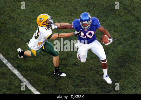 Sett. 04, 2010 - Lawrence, Kansas, Stati Uniti d'America - Kansas cornerback D.J. Beshears (20) spinge il passato North Dakota State cornerback Giovanni Luccio (15) durante la fase di azione di gioco presso il Memorial Stadium di Lawrence, Kansas. Dello stato del North Dakota bisonti sconfitto il Kansas Jayhawks 6-3. (Credito Immagine: © Jacob Paulsen Southcreek/Global/ZUMApress.com) Foto Stock