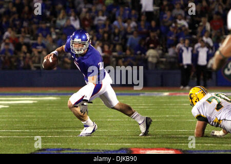 Sett. 04, 2010 - Lawrence, Kansas, Stati Uniti d'America - Kansas quarterback Giordania Webb (2) sembra passare durante l'azione di gioco presso il Memorial Stadium di Lawrence, Kansas. Dello stato del North Dakota bisonti sconfitto il Kansas Jayhawks 6-3. (Credito Immagine: © Jacob Paulsen Southcreek/Global/ZUMApress.com) Foto Stock