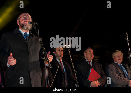 Trafalgar Square, Londra, Regno Unito. 28 Novembre 2013 - Il Rabbino Capo, Efraim Mirvis, risolve la folla, guardato da Boris Johnson, sindaco di Londra a Chanukah nella piazza 2013. Chanukah nella piazza è un annuale evento comunitario, presentato dal Jewish Leadership Council, Londra Forum ebraica, Chabad e supportata dal sindaco di Londra. Credito: Stephen Chung/Alamy Live News Foto Stock