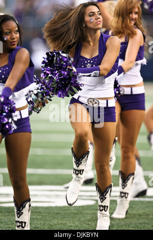 Sett. 04, 2010 - Arlington, Texas, Stati Uniti d'America - TCU cheerleaders in azione durante la TCU vs. Oregon membro del gioco del calcio presso il cowboy Stadium di Arlington,TX. (Credito Immagine: © Dan Wozniak/Southcreek globale/ZUMApress.com) Foto Stock