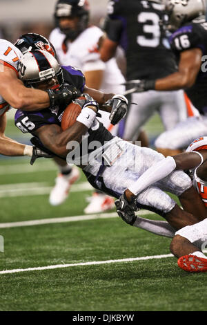 Sett. 04, 2010 - Arlington, Texas, Stati Uniti d'America - Oregon State castori cornerback Brandon Hardin #17 e TCU cornuto rane wide receiver Jeremy Kerley #85 in azione durante la TCU vs. Oregon membro del gioco del calcio presso il cowboy Stadium di Arlington,TX. (Credito Immagine: © Dan Wozniak/Southcreek globale/ZUMApress.com) Foto Stock