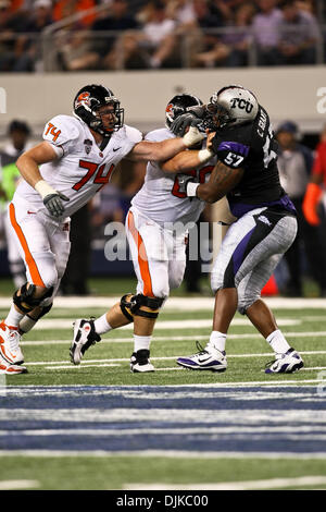 Sett. 04, 2010 - Arlington, Texas, Stati Uniti d'America - Oregon State castori per guardafili offensivo Burke Ellis #74 e TCU cornuto difensivo rane affrontare Cory Grant #57 in azione durante la TCU vs. Oregon membro del gioco del calcio presso il cowboy Stadium di Arlington,TX. (Credito Immagine: © Dan Wozniak/Southcreek globale/ZUMApress.com) Foto Stock