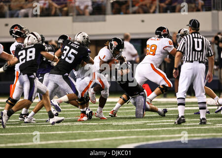 Sett. 04, 2010 - Arlington, Texas, Stati Uniti d'America - Oregon State castori running back Jacquizz Rodgers #1 e TCU cornuto rane linebacker serbatoio carda #43 in azione durante la TCU vs. Oregon membro del gioco del calcio presso il cowboy Stadium di Arlington,TX. (Credito Immagine: © Dan Wozniak/Southcreek globale/ZUMApress.com) Foto Stock