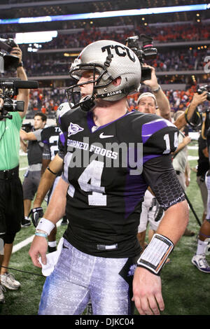 Sett. 04, 2010 - Arlington, Texas, Stati Uniti d'America - TCU cornuto rane quarterback Andy Dalton #14 dopo aver vinto la TCU vs. Oregon membro del gioco del calcio presso il cowboy Stadium di Arlington,TX. (Credito Immagine: © Dan Wozniak/Southcreek globale/ZUMApress.com) Foto Stock