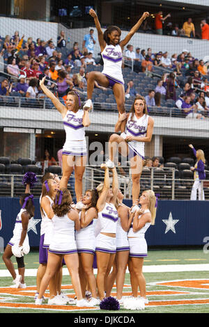 Sett. 04, 2010 - Arlington, Texas, Stati Uniti d'America - 4 Settembre 2010: TCU cheerleaders esegue durante pregame. TCU vince il gioco 30-21 a cowboy Stadium di Arlington, Texas. (Credito Immagine: © Andrew Dieb/Southcreek globale/ZUMApress.com) Foto Stock