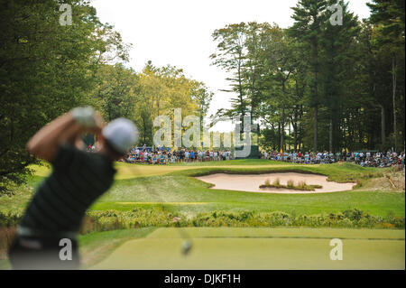 Sett. 05, 2010 - Norton, Massachusetts, Stati Uniti d'America - JUSTIN LEONARD guarda il suo drive sul xi foro durante il terzo round del campionato della banca di Deutsche a TPC Boston. (Credito Immagine: © Geoff Bolte/Southcreek globale/ZUMApress.com) Foto Stock