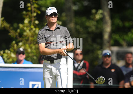 Sett. 05, 2010 - Norton, Massachusetts, Stati Uniti d'America - Zach Johnson guarda il suo drive sul dodicesimo tee durante il terzo round del campionato della banca di Deutsche a TPC Boston. (Credito Immagine: © Geoff Bolte/Southcreek globale/ZUMApress.com) Foto Stock