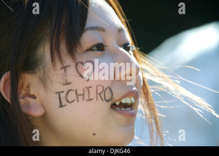 Sett. 06, 2010 - Oakland, in California, Stati Uniti d'America - un ventilatore di Ichiro cheers come egli pipistrelli durante la MLB gioco tra la Oakland atletica e il Seattle Mariners a Oakland-Alameda County Coliseum. A battere i marinai 6-2. (Credito Immagine: © Matt Cohen/Southcreek globale/ZUMApress.com) Foto Stock