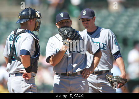 Sett. 06, 2010 - Oakland, in California, Stati Uniti d'America - Seattle Mariners P Jason Vargas (38) parla di C Adam Moore (10) e se Josh Wilson (16) durante la MLB gioco tra la Oakland atletica e il Seattle Mariners a Oakland-Alameda County Coliseum. A battere i marinai 6-2. (Credito Immagine: © Matt Cohen/Southcreek globale/ZUMApress.com) Foto Stock