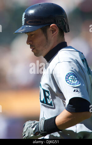 Sett. 06, 2010 - Oakland, in California, Stati Uniti d'America - Seattle Mariners di Ichiro Suzuki (51) cammina indietro in panchina dopo aver volato fuori durante il gioco MLB tra la Oakland atletica e il Seattle Mariners a Oakland-Alameda County Coliseum. A battere i marinai 6-2. (Credito Immagine: © Matt Cohen/Southcreek globale/ZUMApress.com) Foto Stock