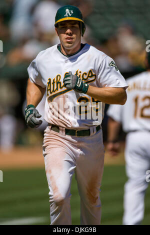 Sett. 06, 2010 - Oakland, la California, Stati Uniti - Oakland Athletics diritto fielder MATT CARSON #25 testine a casa dopo un homerun in quarta immissione Oakland 3-0 contro i Seattle Mariners. (Credito Immagine: © William Mancebo/ZUMApress.com) Foto Stock