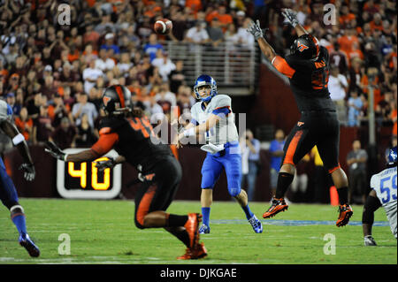 Sett. 06, 2010 - Fairfax, Virginia, Stati Uniti - Boise State Quarterback Kellen Moore (#11) passare la palla contro il Virginia Tech difesa nel primo trimestre l'azione. Boise State 20-14 conduce al tempo di emisaturazione. (Credito Immagine: © Rassi Borneo/Southcreek globale/ZUMApress.com) Foto Stock