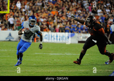 Sett. 06, 2010 - Fairfax, Virginia, Stati Uniti - Boise State RB Jeremey Avery (#27) tenta di fuggire il perseguimento di Virginia Tech DT Antoine Hopkins (#56) nel primo trimestre di azione. Boise State conduce Virginia Tech 20-14 al tempo di emisaturazione. (Credito Immagine: © Rassi Borneo/Southcreek globale/ZUMApress.com) Foto Stock