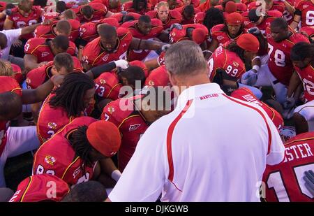 Sett. 6, 2010 - Baltimore, Maryland, Stati Uniti d'America - Maryland i giocatori e allenatori di preghiera dopo i battiti Navy in M&T Bank Stadium di Baltimora. Maryland sconfitto Navy 17-14. (Credito Immagine: © Saquan Stimpson/Southcreek globale/ZUMApress.com) Foto Stock