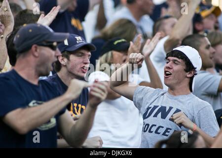 Sett. 6, 2010 - Baltimore, Maryland, Stati Uniti d'America - Navy fan festa dopo un Maryland fatturato a M&T Bank Stadium di Baltimora. Maryland sconfitto Navy 17-14. (Credito Immagine: © Saquan Stimpson/Southcreek globale/ZUMApress.com) Foto Stock