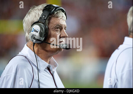 Sett. 06, 2010 - Fairfax, Virginia, Stati Uniti - Virginia Tech head coach Frank Beamer controlla il quadro di valutazione nel quarto trimestre. Boise State sconfitto Virginia Tech 33-30 a FedEx in campo Landover, MD. (Credito Immagine: © Rassi Borneo/Southcreek globale/ZUMApress.com) Foto Stock