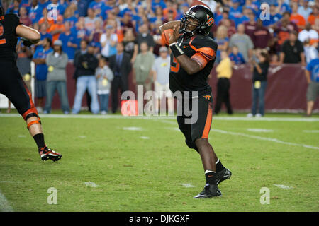 Sett. 06, 2010 - Fairfax, Virginia, Stati Uniti - Virginia Tech Quarterback Tyrod Taylor (#5) cerca di passare nel quarto trimestre l'azione. Boise State sconfitto Virginia Tech 33-30 a FedEx in campo Landover, MD. (Credito Immagine: © Rassi Borneo/Southcreek globale/ZUMApress.com) Foto Stock