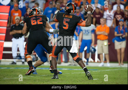 Sett. 06, 2010 - Fairfax, Virginia, Stati Uniti - Virginia Tech Quarterback Tyrod Taylor (#5) cerca di passare nel quarto trimestre l'azione. Boise State sconfitto Virginia Tech 33-30 a FedEx in campo Landover, MD. (Credito Immagine: © Rassi Borneo/Southcreek globale/ZUMApress.com) Foto Stock