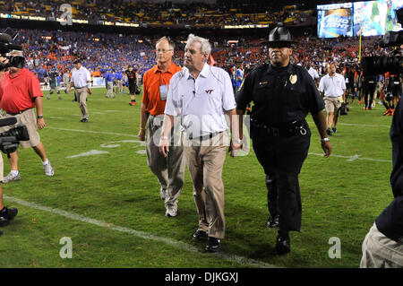 Sett. 06, 2010 - Fairfax, Virginia, Stati Uniti - Virginia Tech head coach Frank Beamer Lascia il campo dopo aver perso a Boise State 33-30 a FedEx in campo Landover, MD. (Credito Immagine: © Rassi Borneo/Southcreek globale/ZUMApress.com) Foto Stock