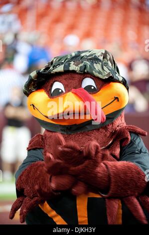 Sett. 7, 2010 - Landover, Maryland, Stati Uniti d'America - Virginia Tech mascotte Hokiebird esegue prima la partita contro Boise State. Boise State sconfitto Virginia Tech 33-30 nel gioco a FedEx in campo Landover, Maryland. (Credito Immagine: © Rassi Borneo/Southcreek globale/ZUMApress.com) Foto Stock