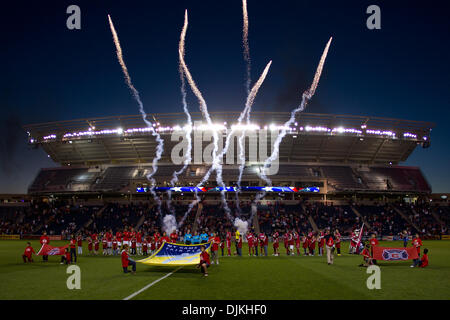 Sett. 8, 2010, Bridgeview, Illinois, Stati Uniti d'America - Fuochi d'artificio di Toyota Park prima di iniziare il gioco di MLS tra l'incendio di Chicago e Toronto FC al Toyota Park di Bridgeview, IL. Il fuoco e il Toronto FC ha giocato per un pareggio (0-0. (Credito Immagine: © Geoffrey Siehr/Southcreek globale/ZUMApress.com) Foto Stock