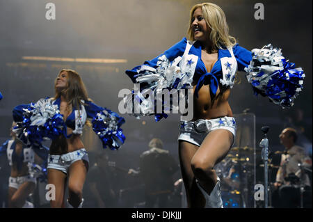 Sett. 10, 2010 - Arlington, Texas, Stati Uniti d'America - il leggendario Dallas Cowboy Cheerleaders eseguire prima di Tim McGraw facendo tappa al Super Bowl XLV Conto alla rovescia - Live da cowboy Stadium. (Credito Immagine: © Steven Leija/Southcreek globale/ZUMApress.com) Foto Stock