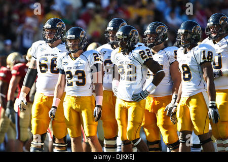 Sett. 10, 2010 - Chestnut Hill, Massachusetts, Stati Uniti d'America - Kent State Golden lampeggia unità offensiva di attendere per un Boston College Eagles timeout a fine durante il secondo trimestre. Il Boston College Eagles sconfitto il Kent State Golden lampeggia 26 - 13. (Credito Immagine: © contrassegnare la casella/Southcreek globale/ZUMApress.com) Foto Stock