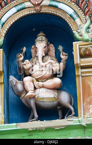 Idol del Signore Ganesha seduto sul mouse, il suo veicolo al tempio Jambkeshwara, Tiruchirapalli, Tamil Nadu, India, Asia Foto Stock