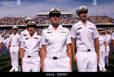 Sett. 11, 2010 - Annapolis, Maryland, Stati Uniti d'America - Naval cadet marzo sul cerimonia prima di kick off. Navy conduce Georgia Southern 13-0 Halftime (credito Immagine: © Saquan Stimpson/Southcreek globale/ZUMApress.com) Foto Stock