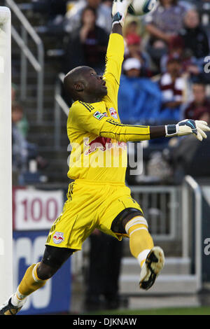 Red Bulls portiere Bouna Coundoul (18) blocchi un colpo durante il primo semestre contro il Colorado Rapids a Dick's Sporting Goods Park, Commerce City, Colorado. (Credito Immagine: © Paul Meyer/Southcreek globale/ZUMApress.com) Foto Stock