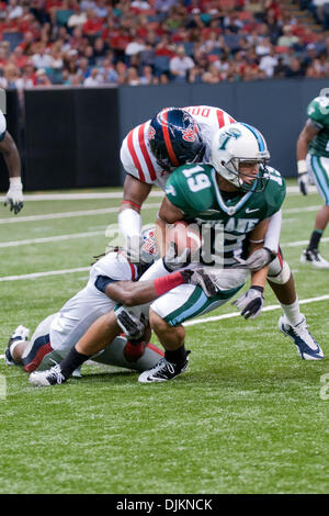 Sett. 11, 2010 - New Orleans, Louisiana, Stati Uniti d'America - Tulane Onda Verde wide receiver Casey Robottom #19 è preso in giù dal Mississippi ribelli della difesa. L'Ole Miss ribelli hanno sconfitto Tulane 27-13. (Credito Immagine: © Giuseppe Bellamy/Southcreek globale/ZUMApress.com) Foto Stock