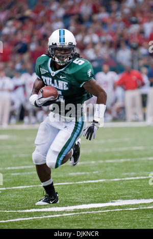 Sett. 11, 2010 - New Orleans, Louisiana, Stati Uniti d'America - Tulane Onda Verde wide receiver D.J. Banche #5 viene eseguito dopo un ricevimento. L'Ole Miss ribelli hanno sconfitto Tulane 27-13. (Credito Immagine: © Giuseppe Bellamy/Southcreek globale/ZUMApress.com) Foto Stock