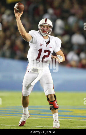 Sett. 11, 2010 - Pasadena, California, Stati Uniti d'America - Stanford Cardinale quarterback Andrea Fortuna #12 in azione durante la UCLA vs Stanford gioco presso il Rose Bowl, Stanford è andato a sconfiggere UCLA con un punteggio finale di 35-0. (Credito Immagine: © Brandon Parry/Southcreek globale/ZUMApress.com) Foto Stock