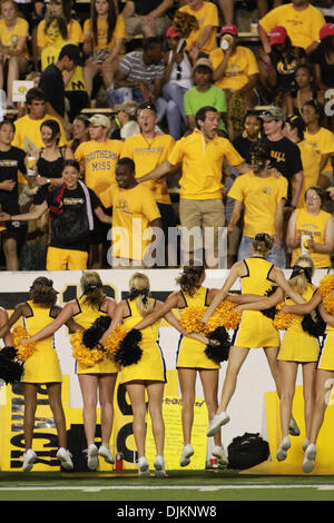 Sett. 11, 2010 - Hattiesburg, Mississippi, Stati Uniti d'America - Ventilatori allietare con cheerleaders durante il Southern Miss win su Prairie View A&M 34-7 nel gioco a M.M. Roberts Stadium. (Credito Immagine: © Collin Hays Southcreek/Global/ZUMApress.com) Foto Stock