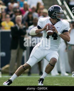 Sett. 11, 2010 - Annapolis, Maryland, Stati Uniti d'America - Georgia Southern QB (#14) Jaybo Shaw cercando uno dei suoi ricevitori nel primo trimestre a Navy-Marine Corps Memorial Stadium di Annapolis nel Maryland. La marina ha sconfitto la Georgia Southern 13-7 (credito Immagine: © Saquan Stimpson/Southcreek globale/ZUMApress.com) Foto Stock