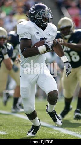 Sett. 11, 2010 - Annapolis, Maryland, Stati Uniti d'America - Georgia Southern FB (#5) Robert Brown porta la pallina nel primo trimestre a Navy-Marine Corps Memorial Stadium di Annapolis nel Maryland. La marina ha sconfitto la Georgia Southern 13-7. (Credito Immagine: © Saquan Stimpson/Southcreek globale/ZUMApress.com) Foto Stock