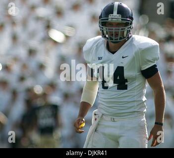 Sett. 11, 2010 - Annapolis, Maryland, Stati Uniti d'America - Georgia Southern QB (#14) Jaybo Shaw riceve il gioco dal margine nel secondo trimestre a Navy-Marine Corps Memorial Stadium di Annapolis nel Maryland. La marina ha sconfitto la Georgia Southern 13-7 (credito Immagine: © Saquan Stimpson/Southcreek globale/ZUMApress.com) Foto Stock