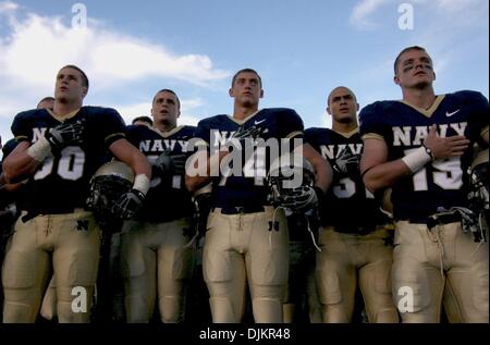 Sett. 11, 2010 - Annapolis, Maryland, Stati Uniti d'America - Navy giocatori cantando il Navy Blue & Gold canzone dopo aver battuto la Georgia Southern a Navy-Marine Corps Memorial Stadium di Annapolis nel Maryland. La marina ha sconfitto la Georgia Southern 13-7. (Credito Immagine: © Saquan Stimpson/Southcreek globale/ZUMApress.com) Foto Stock