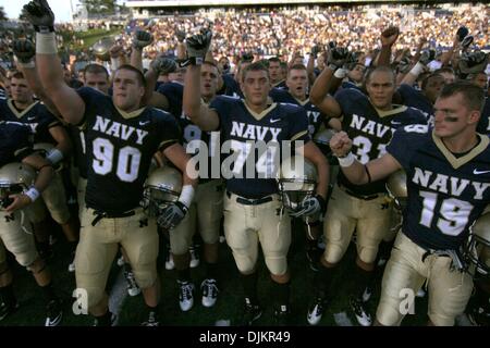 Sett. 11, 2010 - Annapolis, Maryland, Stati Uniti d'America - Navy giocatori cantando il Navy Blue & Gold canzone dopo aver battuto la Georgia Southern a Navy-Marine Corps Memorial Stadium di Annapolis nel Maryland. La marina ha sconfitto la Georgia Southern 13-7. (Credito Immagine: © Saquan Stimpson/Southcreek globale/ZUMApress.com) Foto Stock