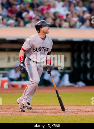 Sett. 11, 2010 - Oakland, in California, Stati Uniti d'America - Boston Red Sox interbase Marco Scutaro (16) in azione durante le A vs Redsox gioco al Oakland-Alameda County Coliseum a Oakland, in California. A sconfitto il Redsox 4-3. (Credito Immagine: © Damon Tarver/Southcreek globale/ZUMApress.com) Foto Stock